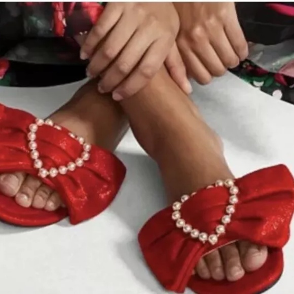 Victoria's-Secret Slippers Large (9-10) Red Shimmer Bow Pearl Heart Slides New - Picture 4 of 4